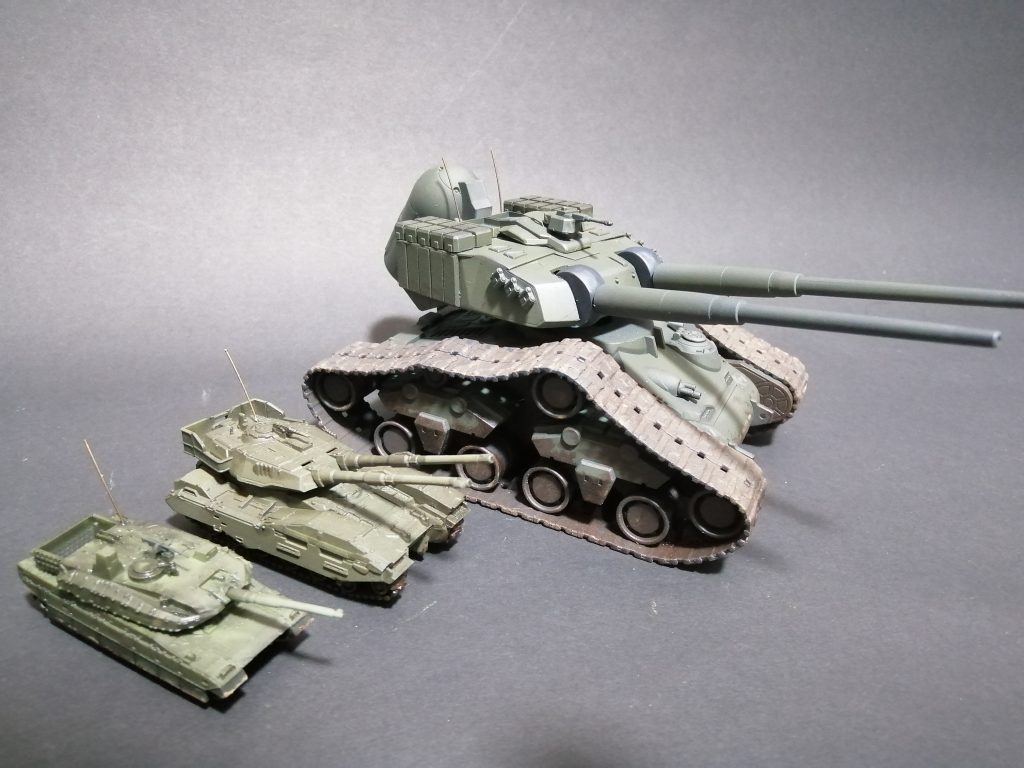 ６５式は、大型砲２門、ミサイルランチャー、上部機銃、前部機銃搭載。６１式や１０式と比べると大きさがわかります。