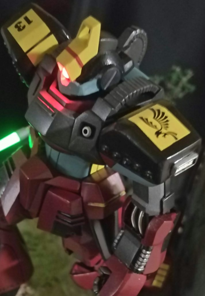 頭の黄色に赤ラインはサンダーバード４号から、肩の黄色と番号は阪神タイガースの１３番ウルフチーフ（侍！ジャイアンツ）から、全体のカラーはゲッターロボからです。