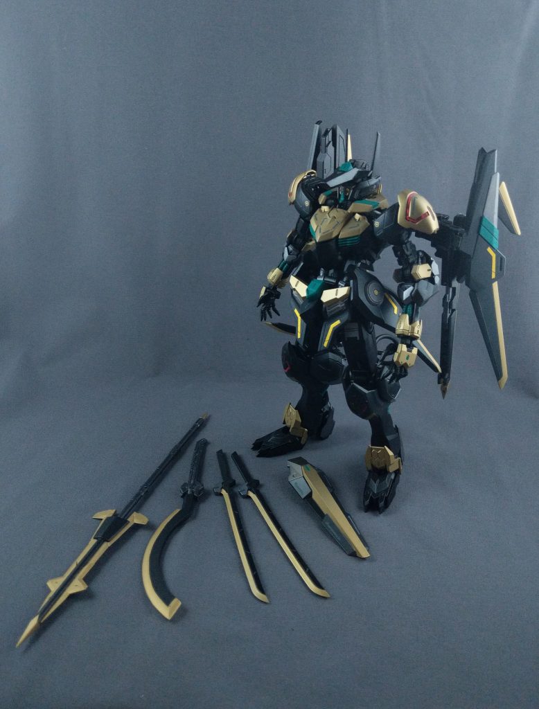 武装には槍1本、ケペシュ2本、カタナ1本、盾1本が含まれます。槍とケペシュは、標準のMGバルバトス武器から変更されています。 刀と盾はコトブキヤMSGセットのものです。