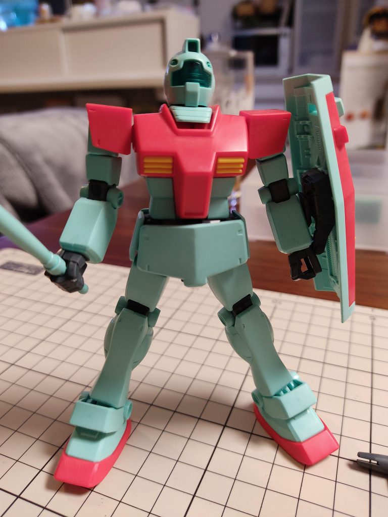 ウェザリング前の仮組みジムくん。 こんなにきれいな新人だった彼が、色んな経験を経て凄みをましていったんですね。ちなみにこのジムは基本的な工程を経験しようと思って、つなぎ目消し、エッジ出しをやりました。が、かなり大変だったので、以降の作品では基本やらないことに。時間がかかりすぎるのよね…