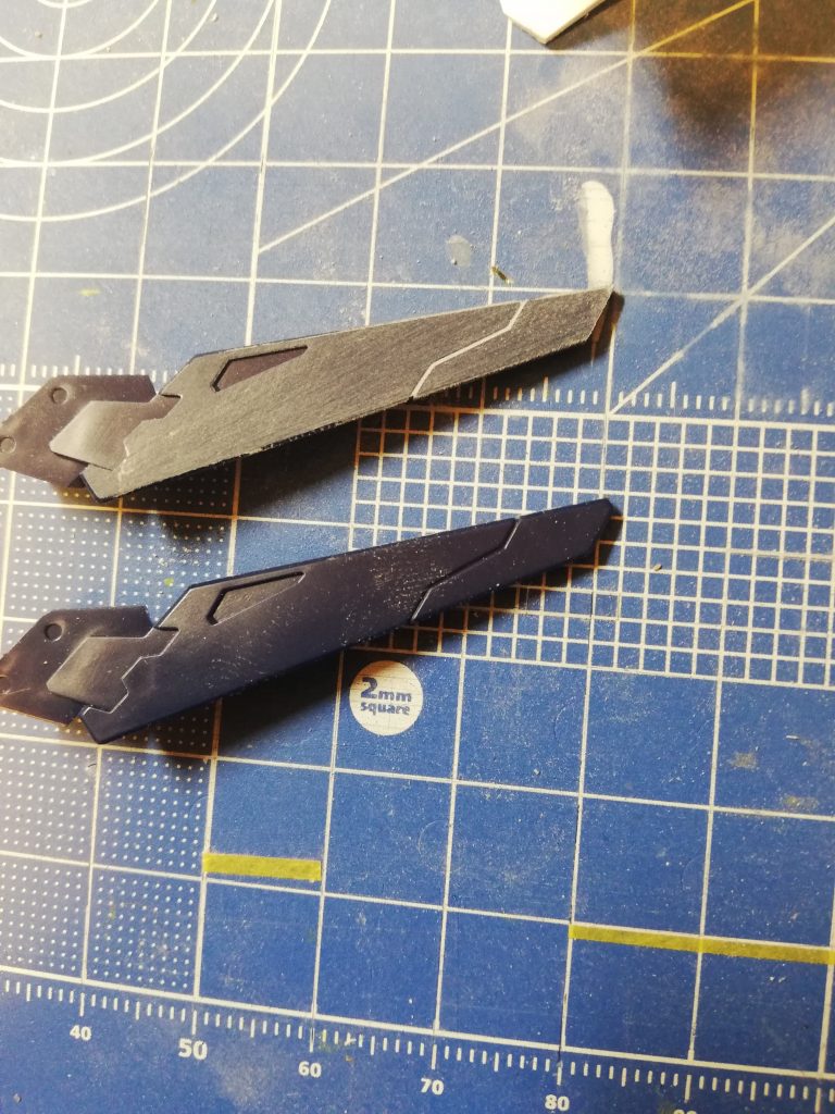 先端をトガトガにするためデザインナイフでカットしたのちヤスリで仕上げてます数ヶ所同じようにトガトガにしてます