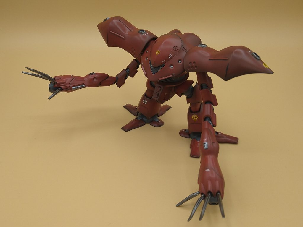 この機体といえば水色だと思いますが仮組しているうちにカニが食べたくなってきまして（笑）