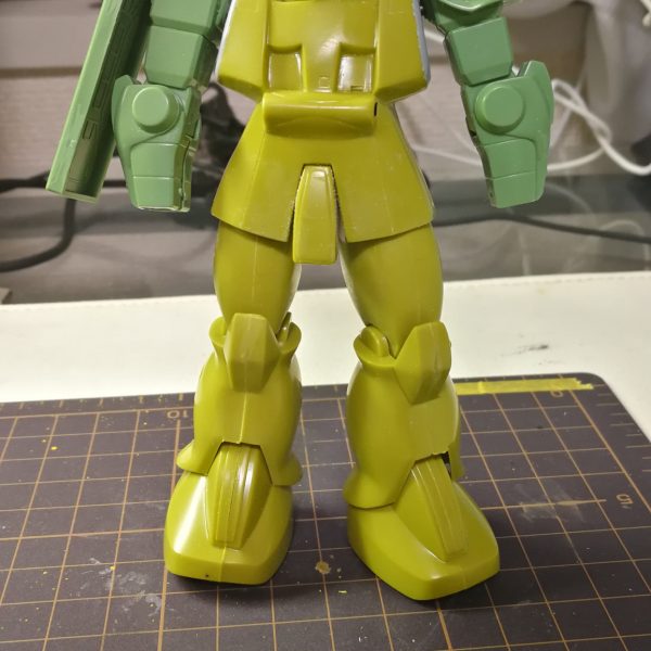 40年前作りかけ放置してたザク・マインレイヤーを実家で発掘。頭部とアーム一部パーツ欠損のため、FGザクⅡの頭と腕をつけてみようかなと。（2枚目）