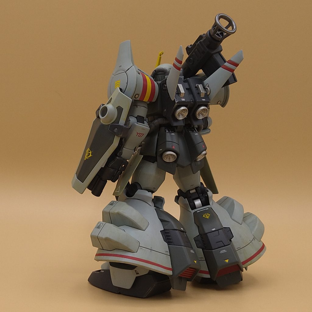 以前作ったグフカスがベースなので要領よくできました。武器はこれまたガンダムベースで売ってるラケーテンを装備。