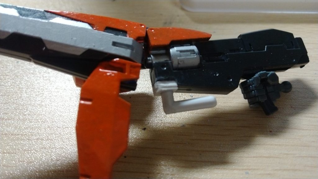 テルティウムアームズの武器に、ランナーとタグプラ板で左手用のサブグリップを作成。