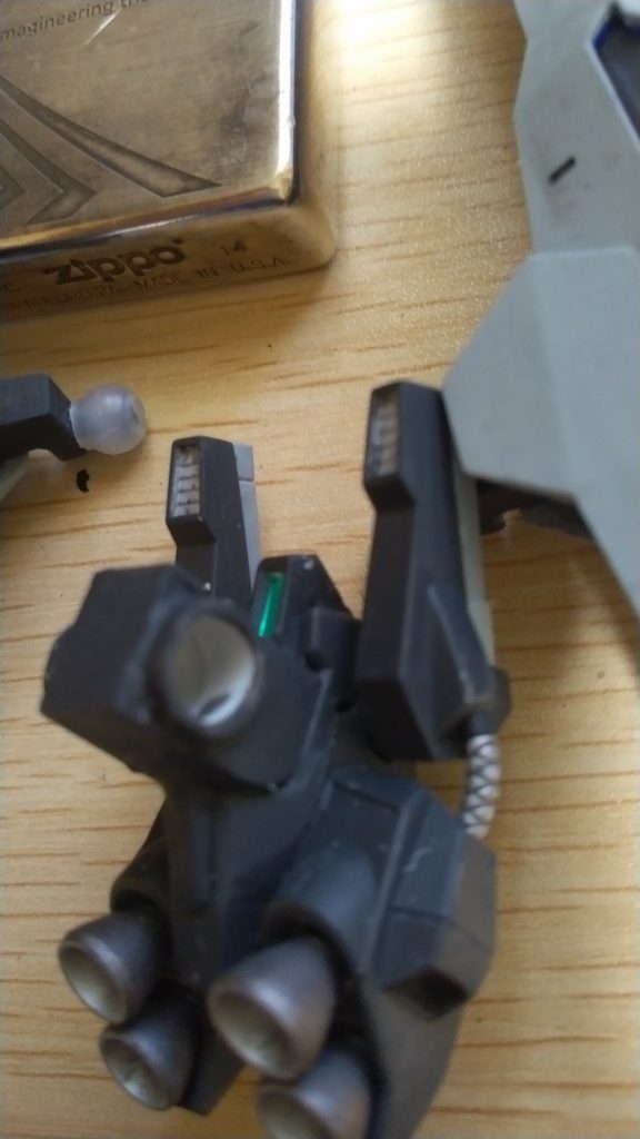 ブースターの取り付け部分を、何かのジャンクパーツとハロプラの股関節パーツ、プラ板とパテで作成。おかげでグリグリ回せて色々な角度が付けられるようになりました。ブースターの端っこに、ジェガン系で余ったシールドの部品を付けています。最後まで見ていただき ありがとうございます。