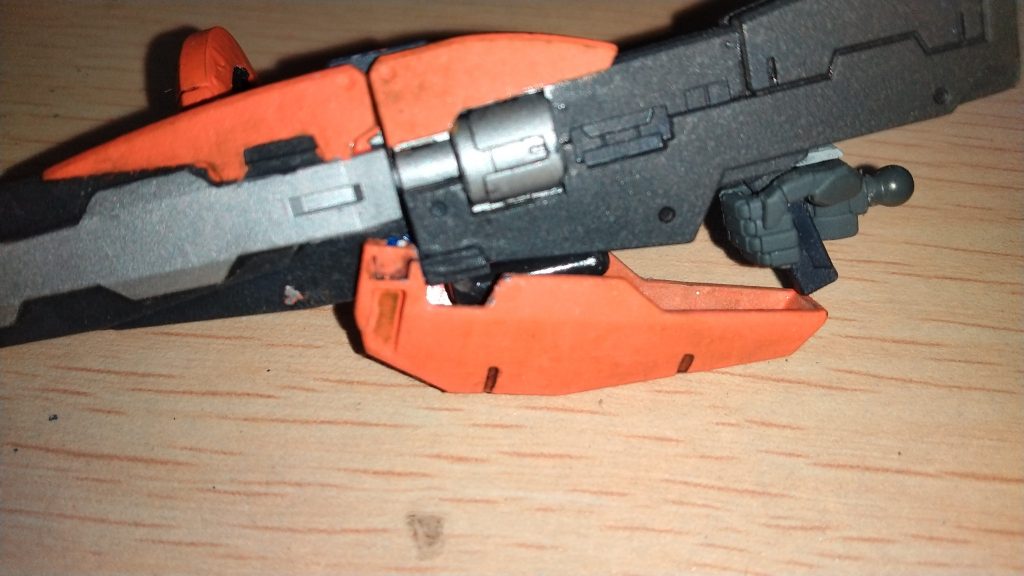 軸回転で右手だけで持つときに目立たない様にも。