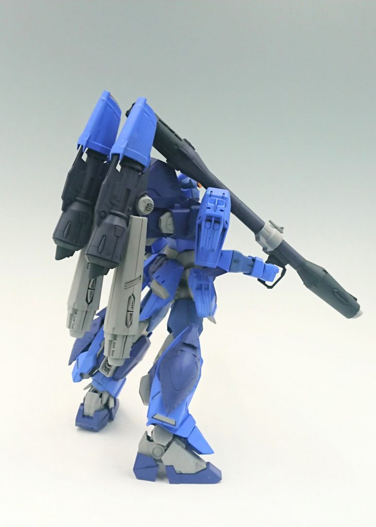 背中はタンク兼推進装置です。