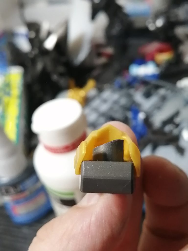 ガンダムウェポンズを参考に接続受けを斜めにカットして可動域を増やしています。