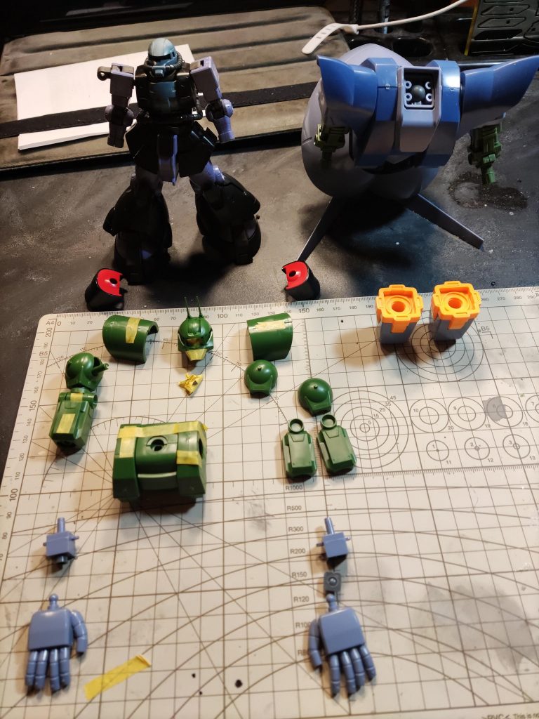 使用したパーツは高機動試験型ザクをベースに肩アーマーをドム、ハンドパーツをジオングから。サイコミュ試験型ザクからは口の排気ダクトと頭部アンテナ、前腕部を使用しています。