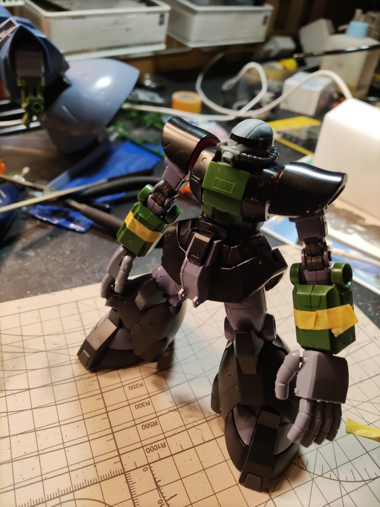 仮組状態ハンドパーツの接続パーツと高機動試験型ザクが偶然いい感じにハマったので接続自体はほぼ無加工で接続出来ました。胸部パーツはサイコミュ試験型ザクのものを切り出して貼っ付けているだけです。