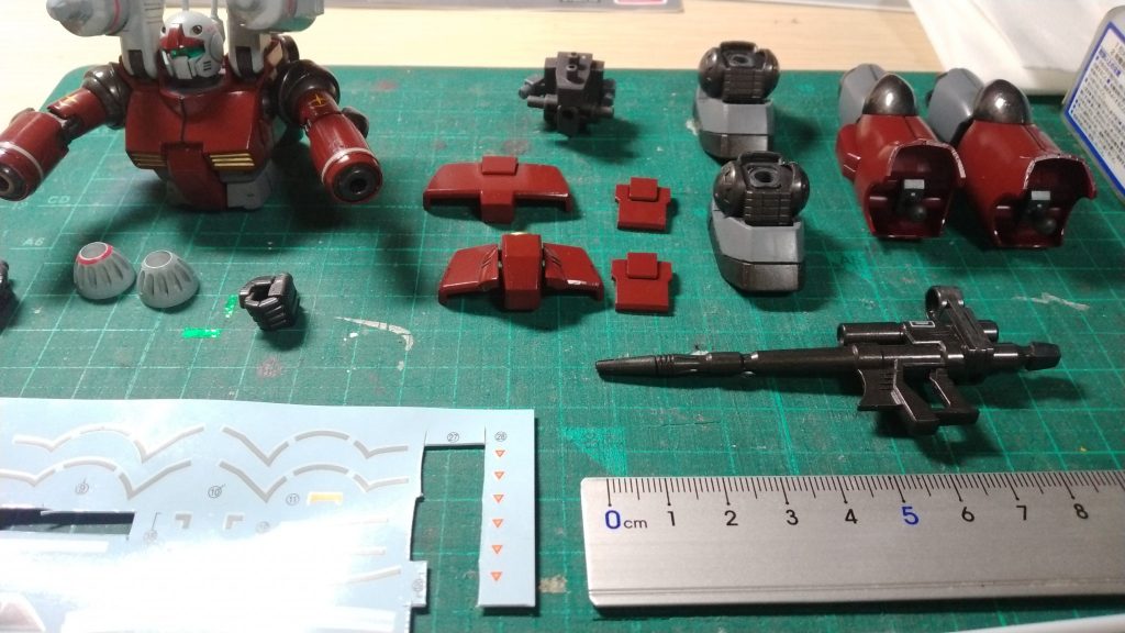 使用した塗料は　クレオス Mr.COLORの明灰白色（スプレーミサイルランチャー、頭部）ニュートラルグレー（脇腹、太股、足の上部）黒鉄色（関節部、手、低反動キャノン、足の下部、ランドセル）モンサレッド＋黒ごく少量、シルバー(顔クリアパーツ内側、ライフルのスコープ下地)。ガンダムマーカーのガンダムゴールド、(胸ダクト、腹下の丸パーツ)アクリジョンのクリアイエロー（ライフルのスコープ）以上のもので筆塗りしました。