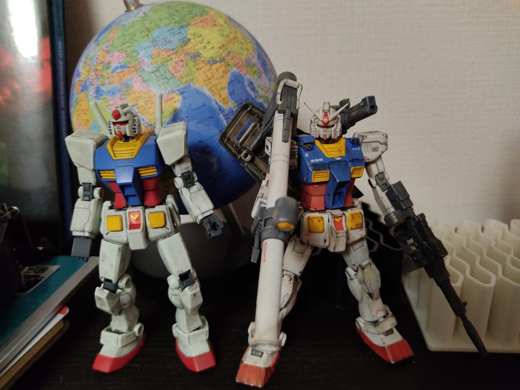 ウェザリング前の写真がなかったので、比較用にHGUC版とツーショット。モールドの数が全然違う。