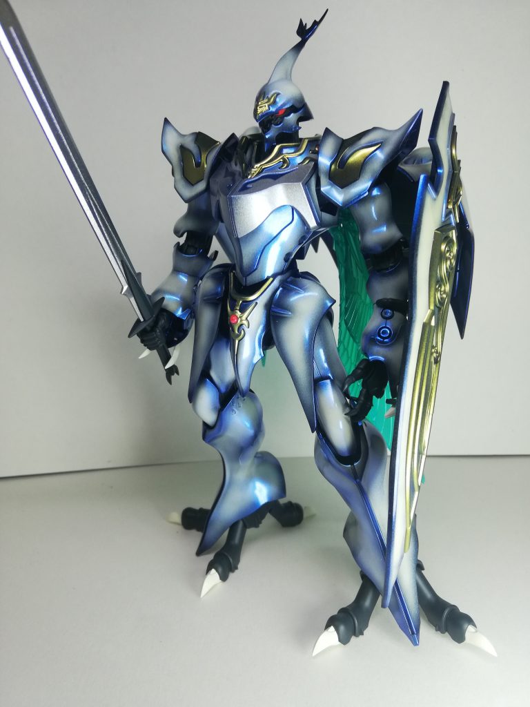 ダブルオーライザーの前に作ったプレバンのサーバインこれも同じグラデーションからのパール塗装ですこちらは写真でもガッツリ青が出てますイメージはこんな感じピンクが弱いのは角張ってるからダメだったのかルビーレッドの発色が弱いのかはわかりません