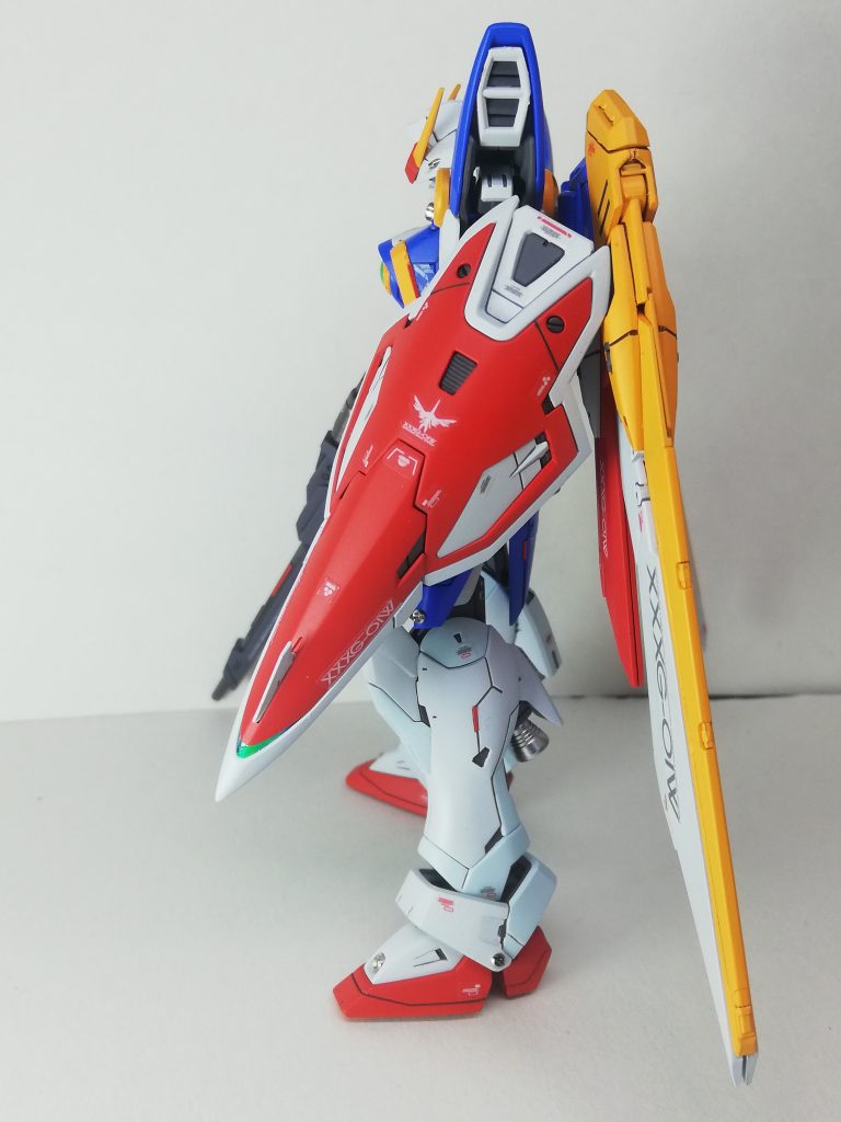 シールドグリーンのバイザーの部分にはHIQパーツのミラージュオーロラシールを貼ってます他に目元や頭のセンサー部　ライフルのセンサー部分に貼ってます実物はけっこうキラキラしてます胸元はシールだとシワになるためクレオスのトルマリングリーンを塗布いつもならさらに蛍光グリーンを塗るはずですがクリアパーツ自体がブラックライトで光るため蛍光塗料を塗る作業がなくなりました他のキットもそうだと少しずつ楽になる