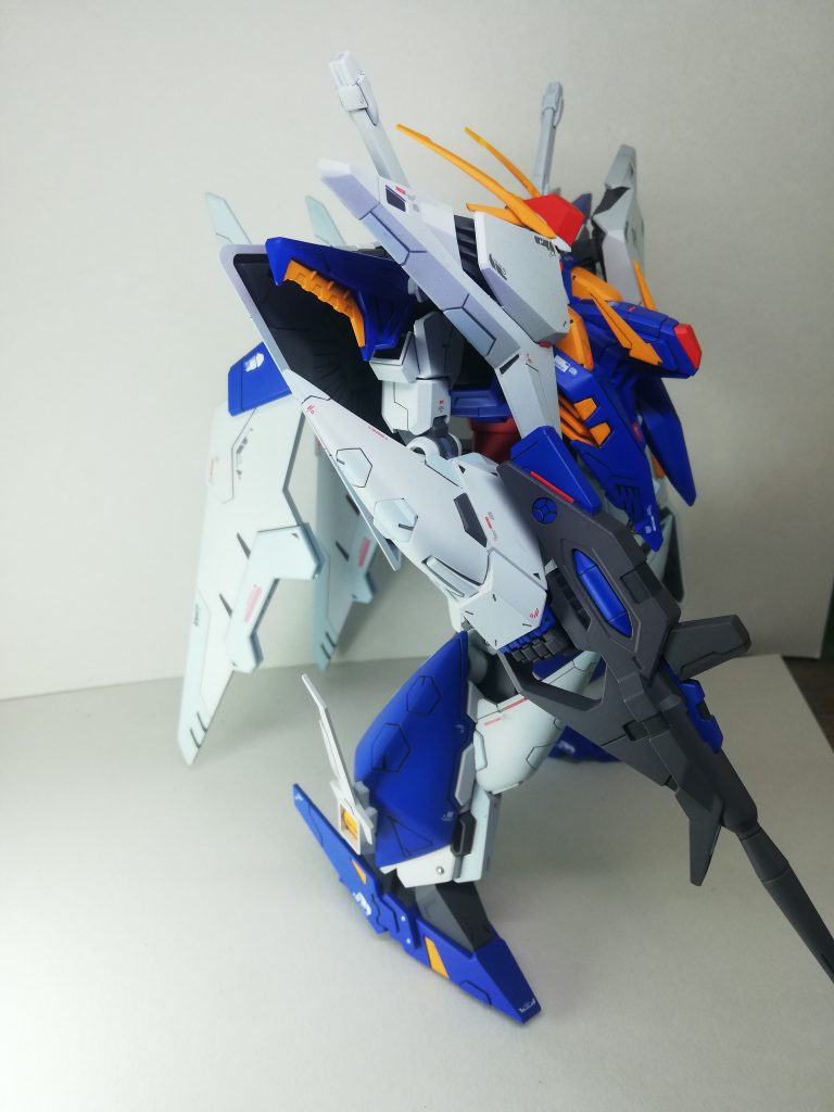 サイド水色と白の塗り分け いい感じですモールドはほぼ全て堀直しをしたためマスキングも多少楽です