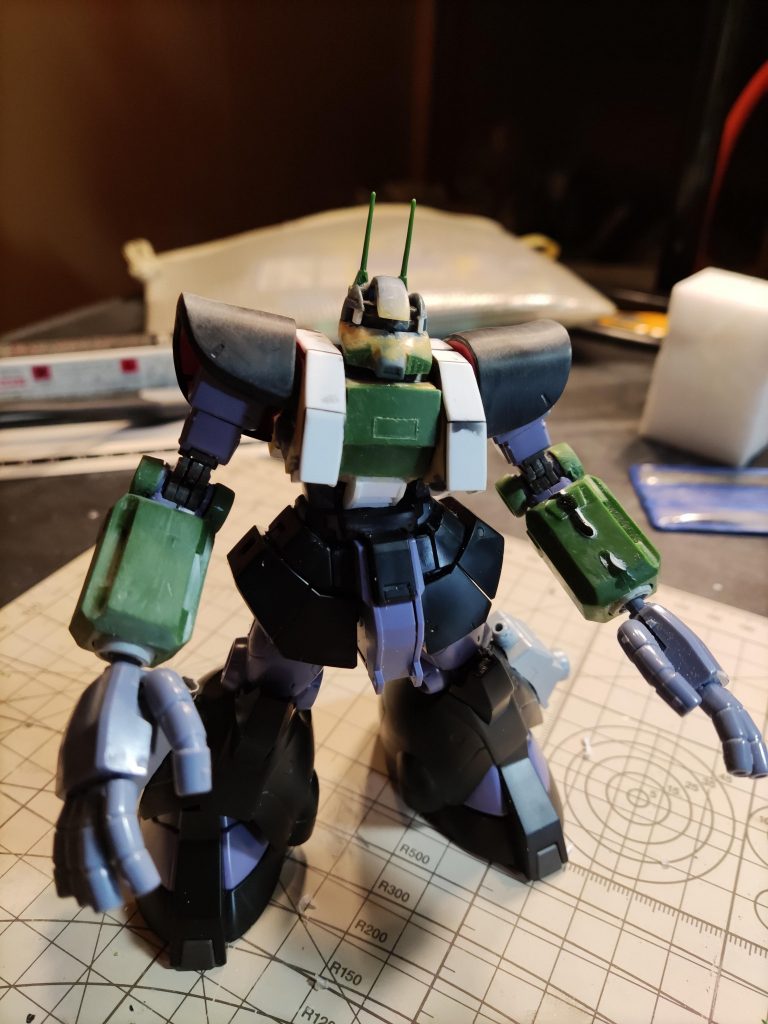 肩のパーツは旧キットの物はあまりにもサイズが大きすぎたので高機動試験型ザクからパテとプラ版で盛リました。