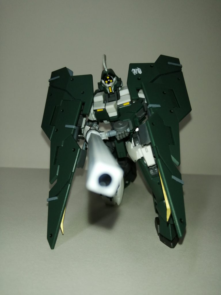 長距離レールガンはベルト給弾からマガジン方式に変更、銃床にエイハブリアクターを装備しました。