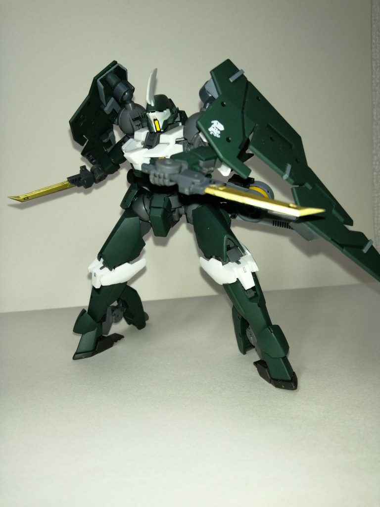 シールド裏にはダガーを装備。