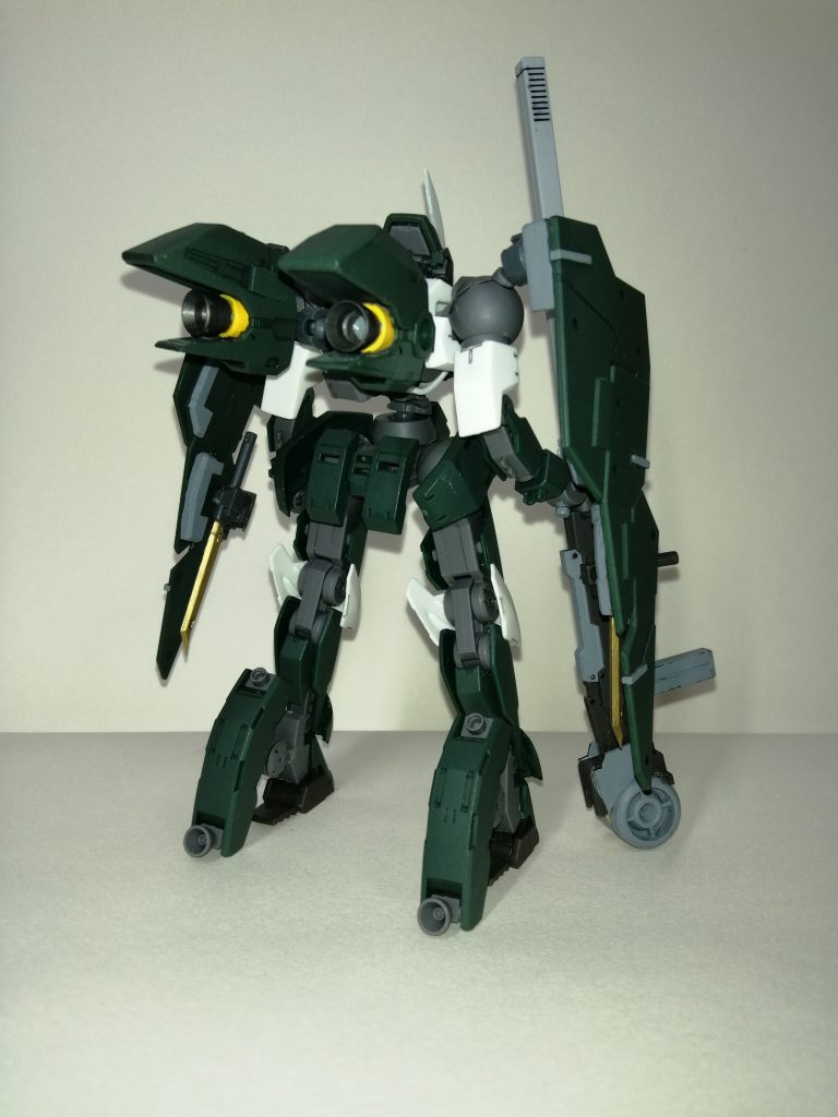 狙撃用の機体ですが、大型ブースターを装備しているので機動戦も可能です。
