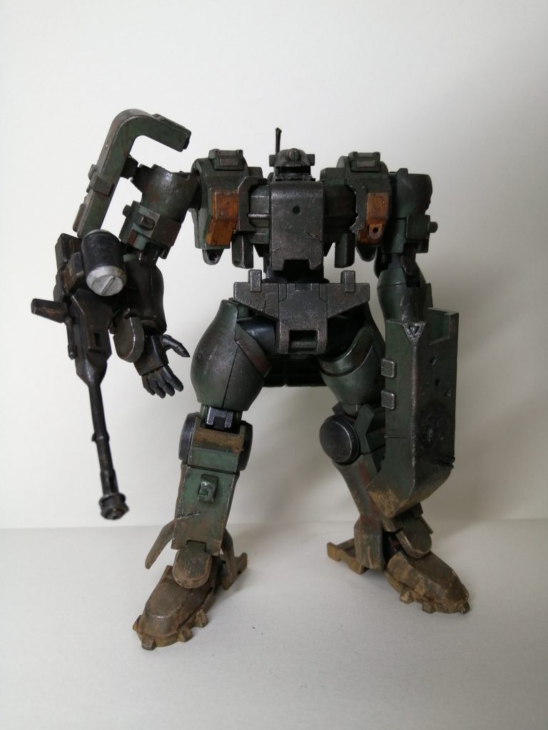 ドライブラシ以外は全て鉛筆で汚しました。錆は茶色、赤、黒(4B)を、泥は肌色と茶色と黄色をヤスリで削って粉末にした物を水で溶いて筆で汚すといった流れです。乾くとまた粉末状になり、そういった汚しをしたい時はオススメです。トップコートを吹かないとすぐに落ちちゃいますが。