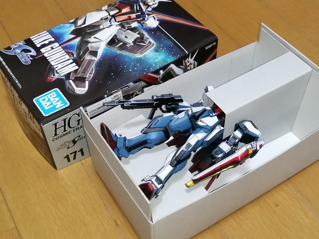 完成した作品は飾っておくスペースがないので、こちらも今日さんがYouTubeで紹介している箱圧縮法をマネて収納しています。