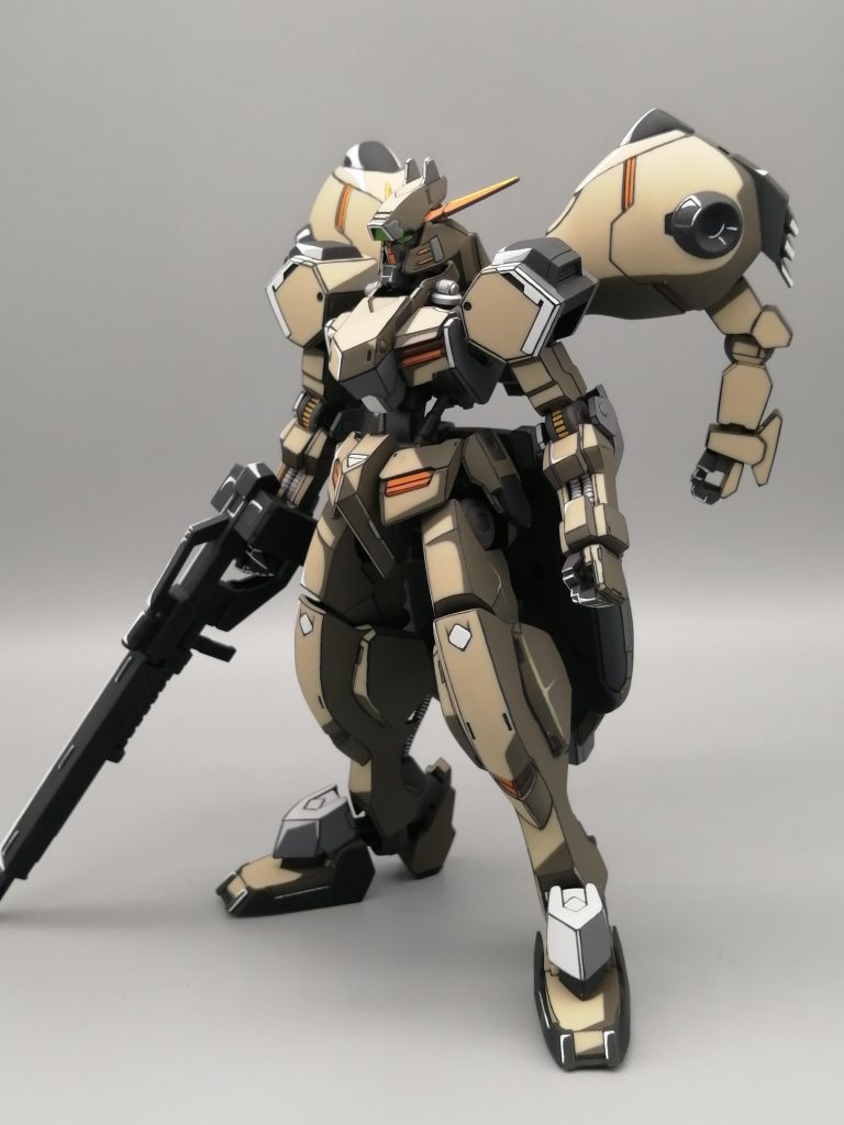 白の部分塗装の箇所が多くて、筆塗りでムラなく仕上げるのに地味に苦労しました。結局その半分はグレーの影色で塗りつぶす事になるのですが。。。(^-^;