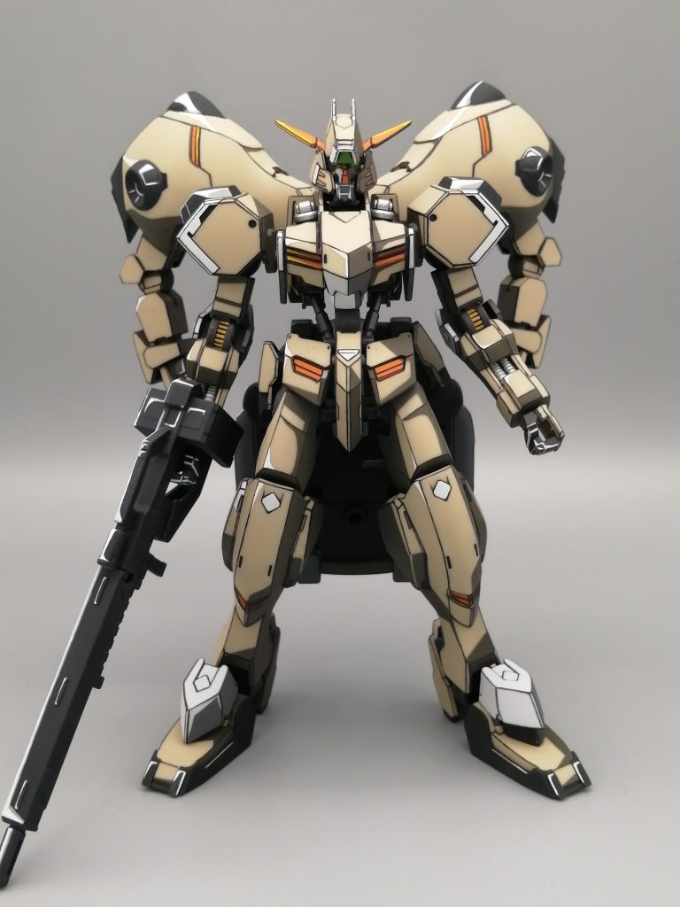 ベースは部分塗装(クレオスMr.カラー使用)の成形色仕上げです。影色をクレオス水性ホビーカラーでハイライトを田宮エナメルで塗装しました。輪郭の線はマッキー、プロッキーなどのペンを使用。今日さんなどのアニメ塗り先駆者の方々のやり方に準じています。<(_ _)>