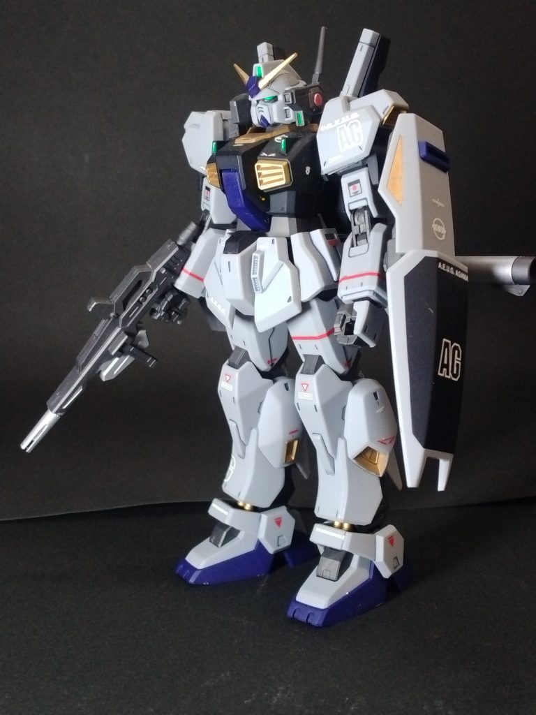 ビームライフルの一部をシルバーで。シールドの三角形部分をゴールドで。