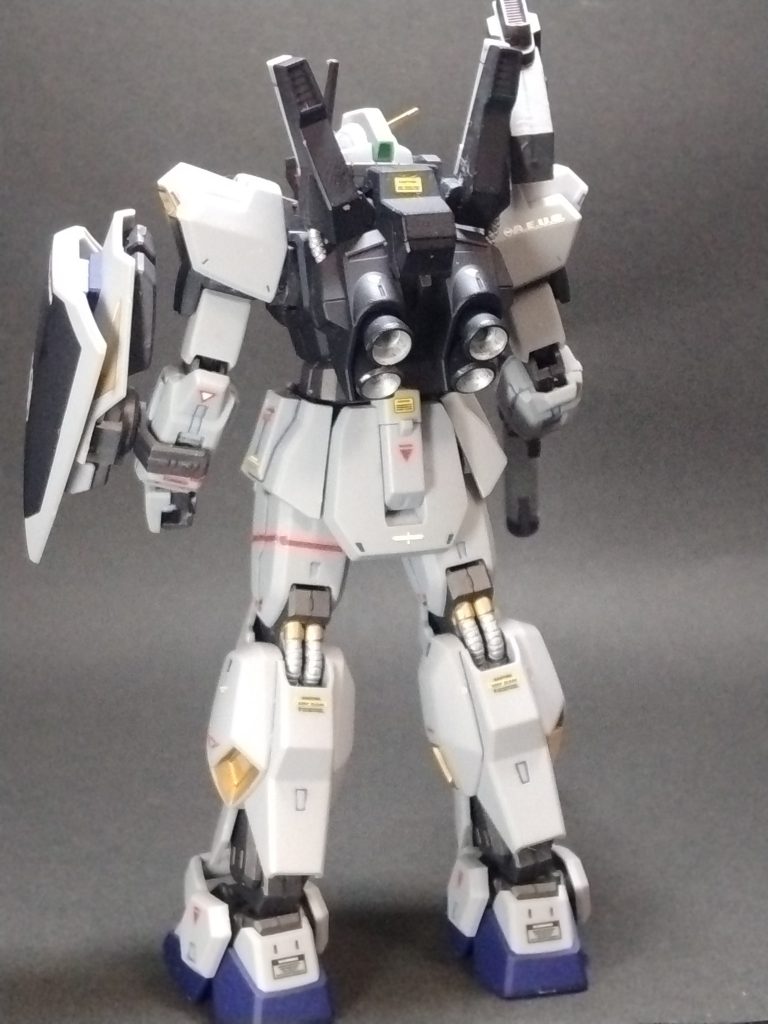 ひざ裏とランドセルの動力パイプ、バーニア内側をシルバーで。