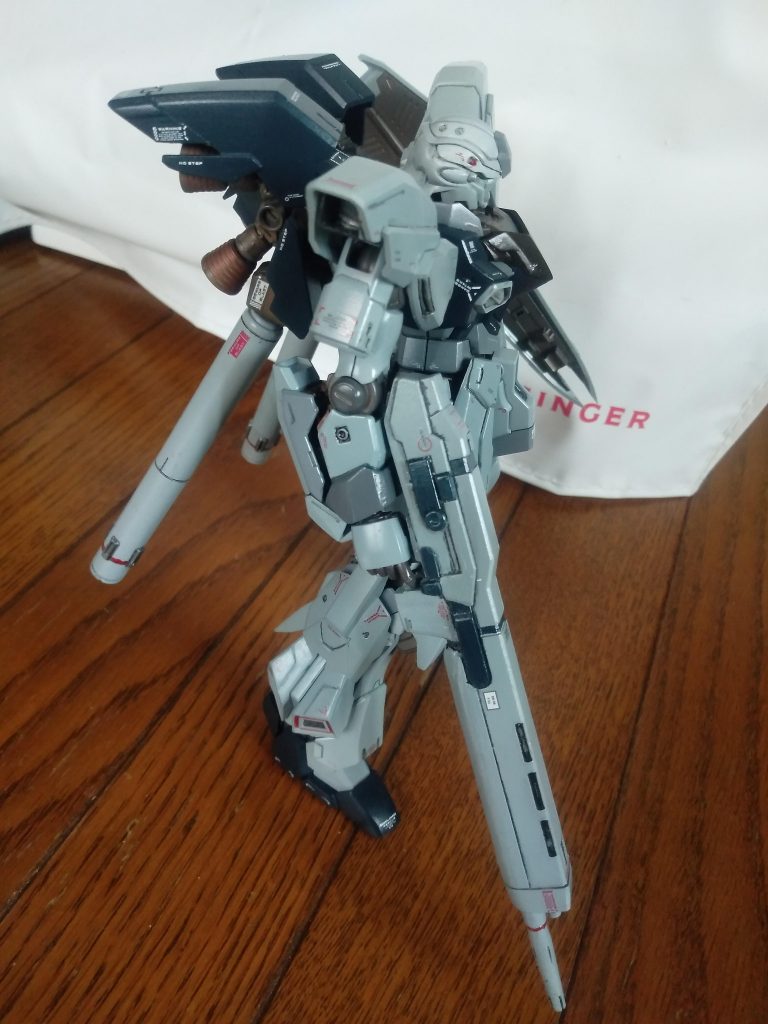 肩の外側も、何もないので、四角いのを付けました。目立ちませんが。