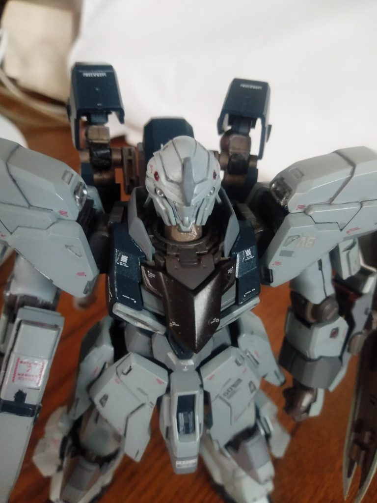 首が寸詰まりだったので、伸ばしています。(上げ底)アニメのガンダムユニコーンで、肩の部分、首寄りの処にエアーインテーク(のようなもの)がシナンジュに有ったのですが、キット(シナンジュもスタインも)無いので作らざるおえない。