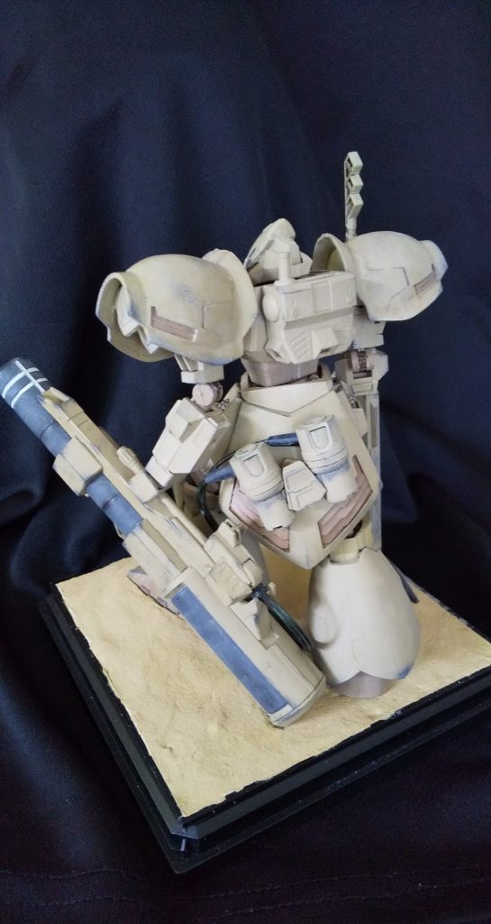 滑空砲は、腰部にマウントされた、ジェネレータから、エネルギー供給される、手持ちビーム兵器として設定。