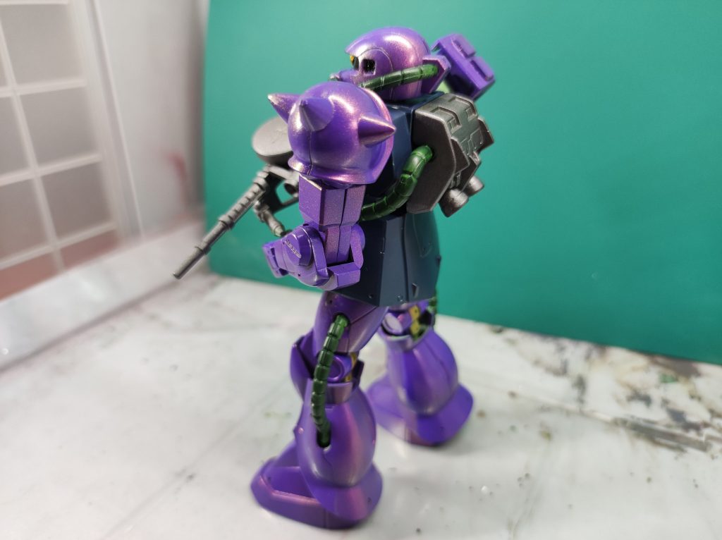 写真で伝わるでしょうか?このカナブンみたいな偏光ぐあいが。面白いのでオススメですが、直線メインのメカメカしいやつには似合わないんですよね。ダンバインとかアルスアースリィとかなら似合いそう。あと、セリアのユニコーンパウダーというのもあるんですが、ミラーパウダーより粒子が大きいので多分、0.3mmのエアブラシでは詰まってしまうので、0.5mmが使えるようになったら試してみたいと思います。