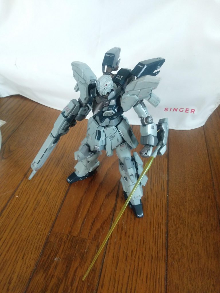 パカッ。プラ板と真鍮線とポリキャップのランナーで、袖が開くようにしました。大変だった。あまり動かすとまた…磁石と針金を使って、サーベルをマウントできるようにしています。磁石とは便利な物だな。色がナラティブ寄り。もっと白い。