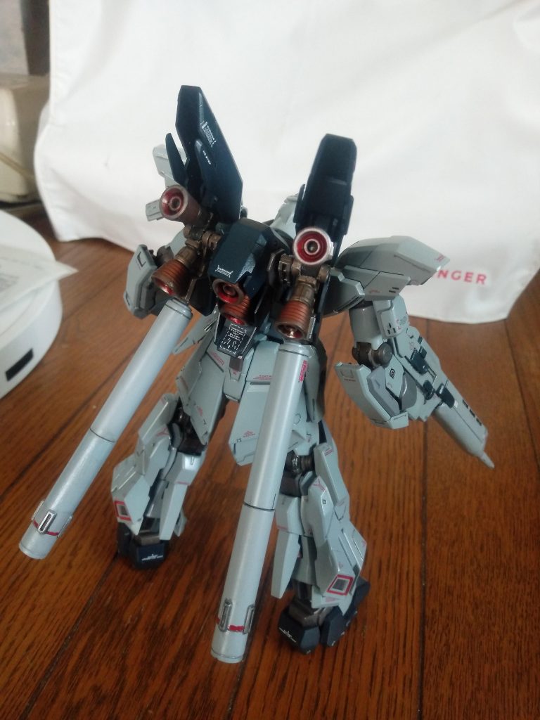 パカッ。元々のキットのバーニアは、こんな感じで開いていたと思います。動く方がいいなと思ったので改造を。下手したら、潰れていましたが。プロペラントタンクは、長い方が格好いい。アキレス腱の寂しいところは、ちょっと貼っただけ。