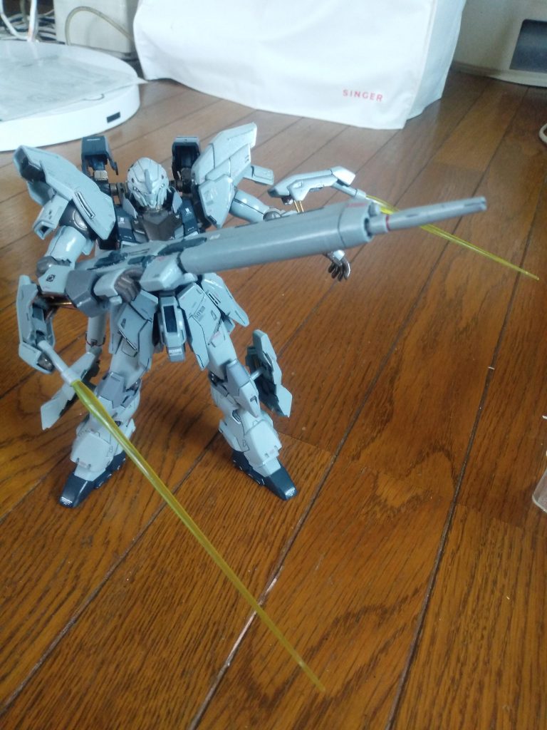 サーベルマウント、両腕にする必要性が有るかどうかと云うより、作りたかったので。ポージング、我ながらダサい。これでは、カマキリの威嚇ではないか。足先が、寸詰まりだったので、伸ばしています。