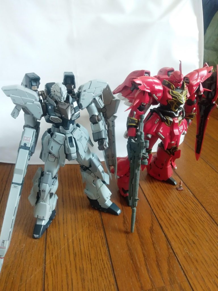 昔作った、ほこりをかぶったシナンジュをわざわざ出してきて、並べて写すのか。一応、比較ということで。こんなものでしょう。