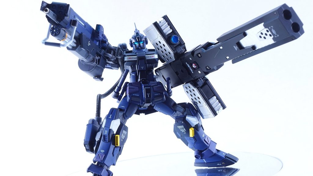 グレイブアームズは予想を越えた大きさと重量だったので、背中からアームを介して保持できるようにしました。