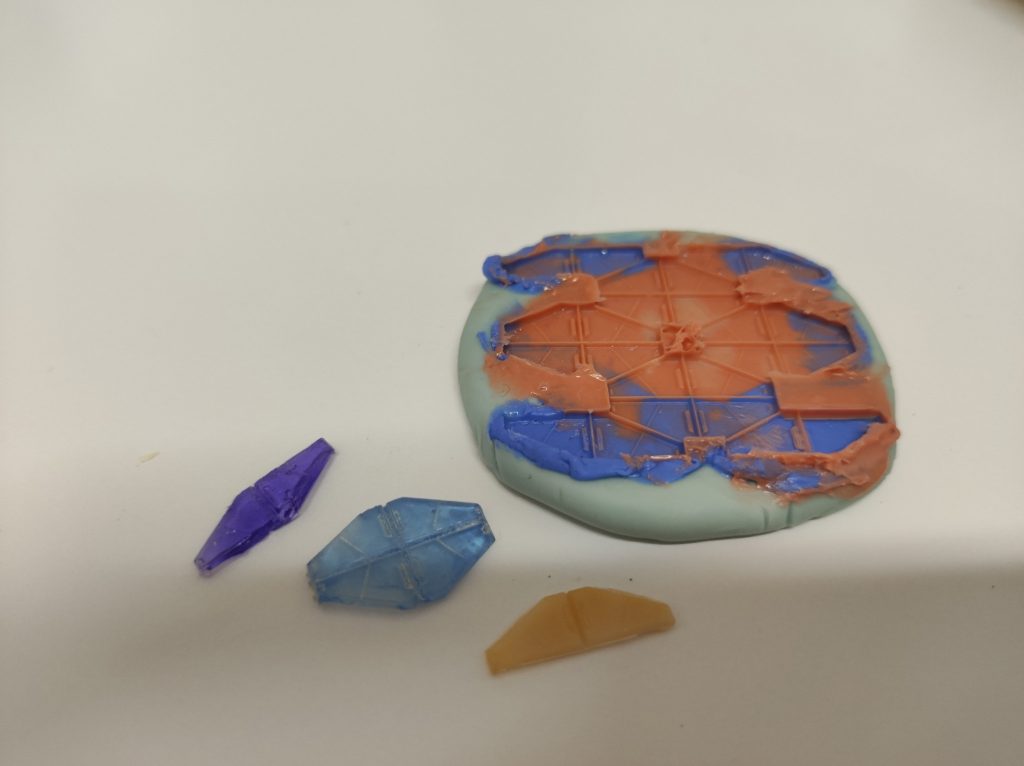 シリコーン印象材と、100均のクリアレジンでのコピー装甲、ユニファストでのコピー装甲。今回の作品では塗装前提でしたので使いませんでしたが、クリアのほうもいろいろ利用できそうですね。