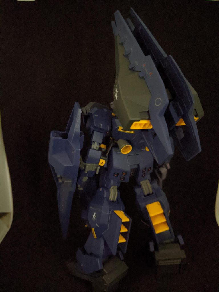 バックショット。強化型シールドブースターの接続位置変更は簡単に、シールドブースターをブースターポッドに取り付ける時に使うピンをマウントパーツに取り付けただけ。お手軽ですね。お手軽最高。ちなみに上の真正面の写真で背中のシールドブースターのマウントパーツがひとつないのは、ここに使ったからです(笑)