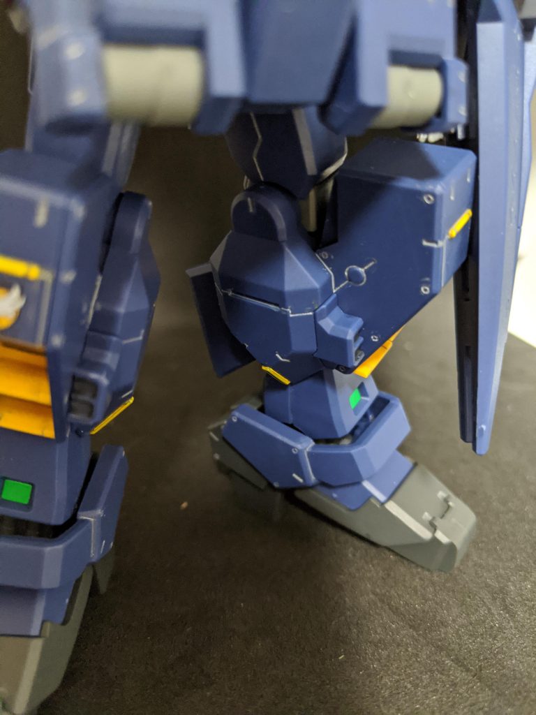 スミ入れ。黒パーツや濃紺パーツの情報量アップをはかるためライトグレーを使いました。ライトグレーでスミ入れをするとなると、タミヤのスミ入れ塗料を使う事になろうかと思います。が、これは下手するとパーツが割れるため扱いが難しい。何かないかと思っていたところに、とあるプロモデラーの方がブログで紹介なさっていたスミ入れ塗料がクリーンヒット。いくら塗りつけてもパーツが割れず、はみ出た所はもし乾燥してもガンダムマーカー消しペンで拭き取れる、自分で作るので色は自由と良いことづくし。塗料を作ってから初めて本格的に使ってみました。