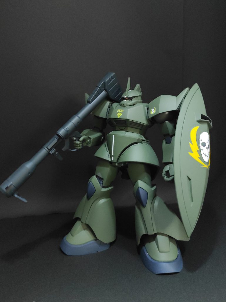 ジャイアント・バズを持たせた状態。本当は布付きにしたかったのですが、私の技術力では難しかったのでHGUCドムからそのまま拝借しました。シールド部分のエンブレムはコロ落ち攻略本付属のデカールを貼り、上からガンダムマーカーでなぞりました。