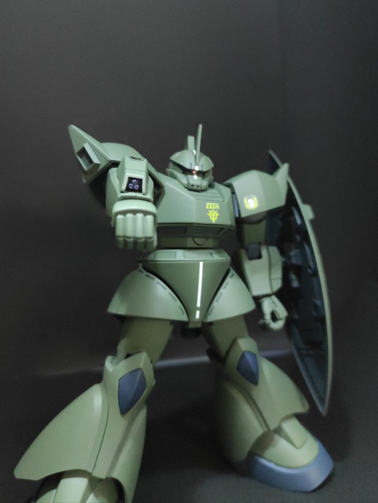 腕部ガトリング砲は30MMの武器から銃身を切り取って貼りつけました。