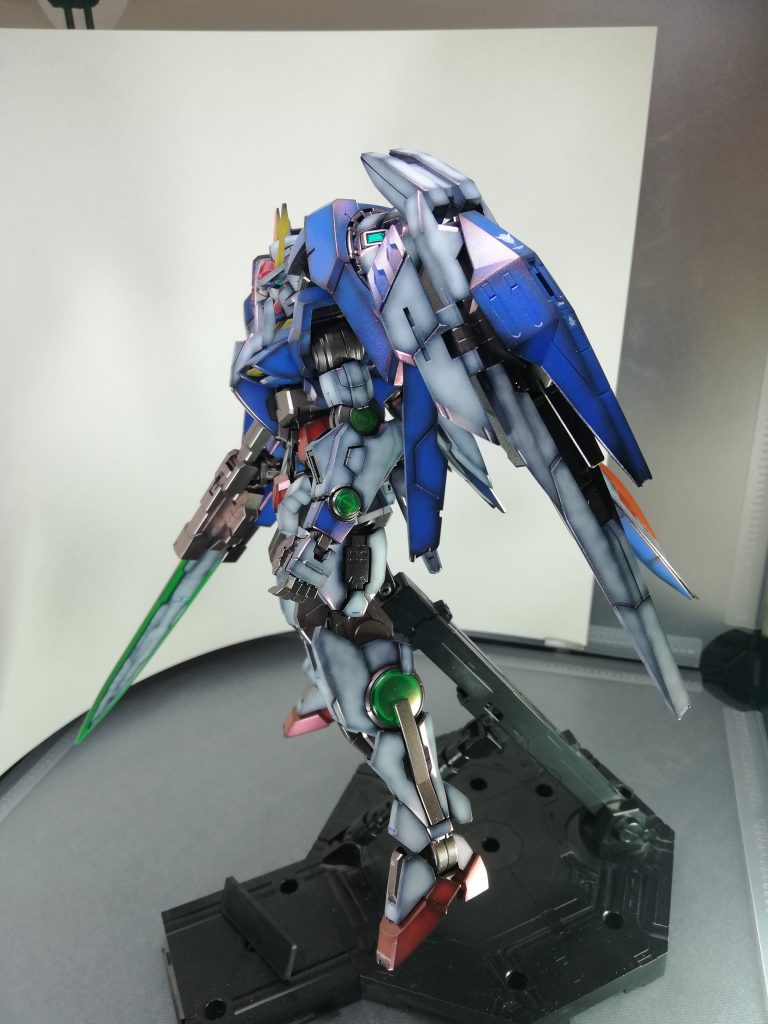 サイド2写真はありませんがバインダー内のクリアーパーツも含めクリアーパーツには蛍光グリーンを塗布してます見えないけどミラージュオーロラシールも貼ってますGNドライブ、頭部の目元、後頭部のセンサーも同じくです