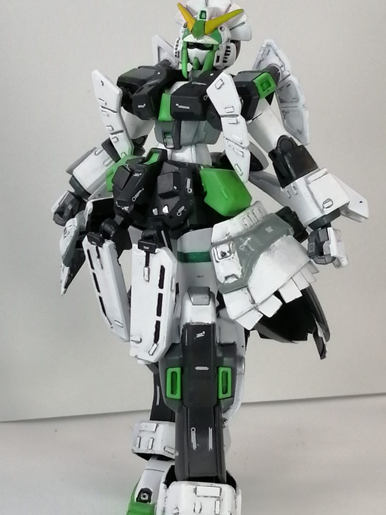 ・袖口:メイドの制服は袖口にカフスやリボンがついてるイメージがあったので、すーぱーふみなのアームパーツを接着。・スカート:本来メイドは仕事の邪魔にならないよう裾の短いスカートが正しいらしいけれど原型ノーベルでは短すぎということで、前面はすーぱーふみなのスカート+モナカ成形のライフルをばらしてでっち上げ。後面はギャギャンの後部スカートを向き変えて設置。・肩:メイドのエプロンドレスのフリルをイメージしたアーマーをでっちあげ。HGACサンドロックの肩アーマーを切り出して肩に設置。ポーズ取れるよう可動式にしてます。・頭部:後頭部はシニヨンヘア(Fateのセイバーさんみたいな)を意識したセンサーユニット。ジャンクからでっち上げ。脱着可。頭部にはプラ板ででっち上げたホワイトプリム型センサー。非常に高性能な索敵能力を誇る。・胸部:既存ノーベルはセーラー服っぽさが強いので、上からレオパルドダヴィンチの胸パーツを増設し、「重厚感のある制服」を着てる感を出しました。これらにプラ板工作を加えてメイド服らしいシルエットにしたつもりです。スカートすそにはプラ板で作ったフリルをでっち上げました。メイド感でてますでしょうか?