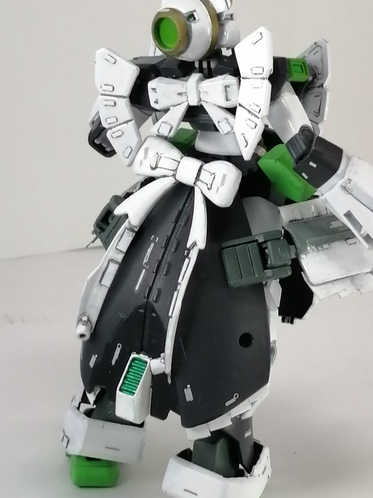 後頭部のシニヨンヘアー型センサーユニットと、背面の様子がよくわかると思います。背中にはノーベルの腰についてたリボンパーツをバーニアユニットとして設置、尻部にはプチッガイのリボンパーツにバーサーカーモードのもみあげパーツを接着して長めのリボンパーツをでっち上げ。見てわかるように前方スカートユニットは可動式です。