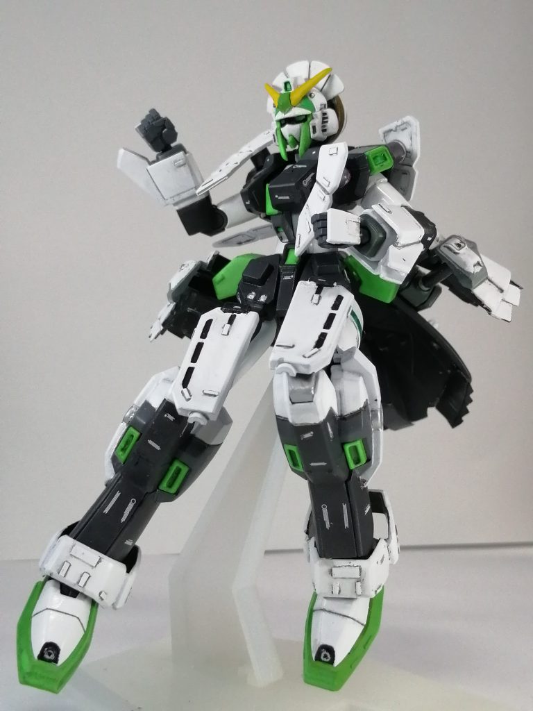 という訳でHGFCノーベルガンダムをミキシングした「ガンダムシュピーゲル・フラウ」です。ネオスウェーデン軍から虐待に近い扱いを受け続けたアレンビー・ビアズリーがネオドイツへ亡命、シュバルツ・シュベスターを名乗る。登場するMFはノーベルガンダムを基本設計に「ネオドイツの科学力」を投入し再設計した「高い機動力と防御性能、パワーを両立するハイスペック機」…という設定です。御覧の通り「ノーベルガンダムにクラシックなメイドを着せたらどうなるか」をコンセプトにミキシングしました。膝から下はレオパルドダヴィンチを加えたので下半身マッシヴな印象になったと思います。だってドイツなら下半身太くないとね(偏見)