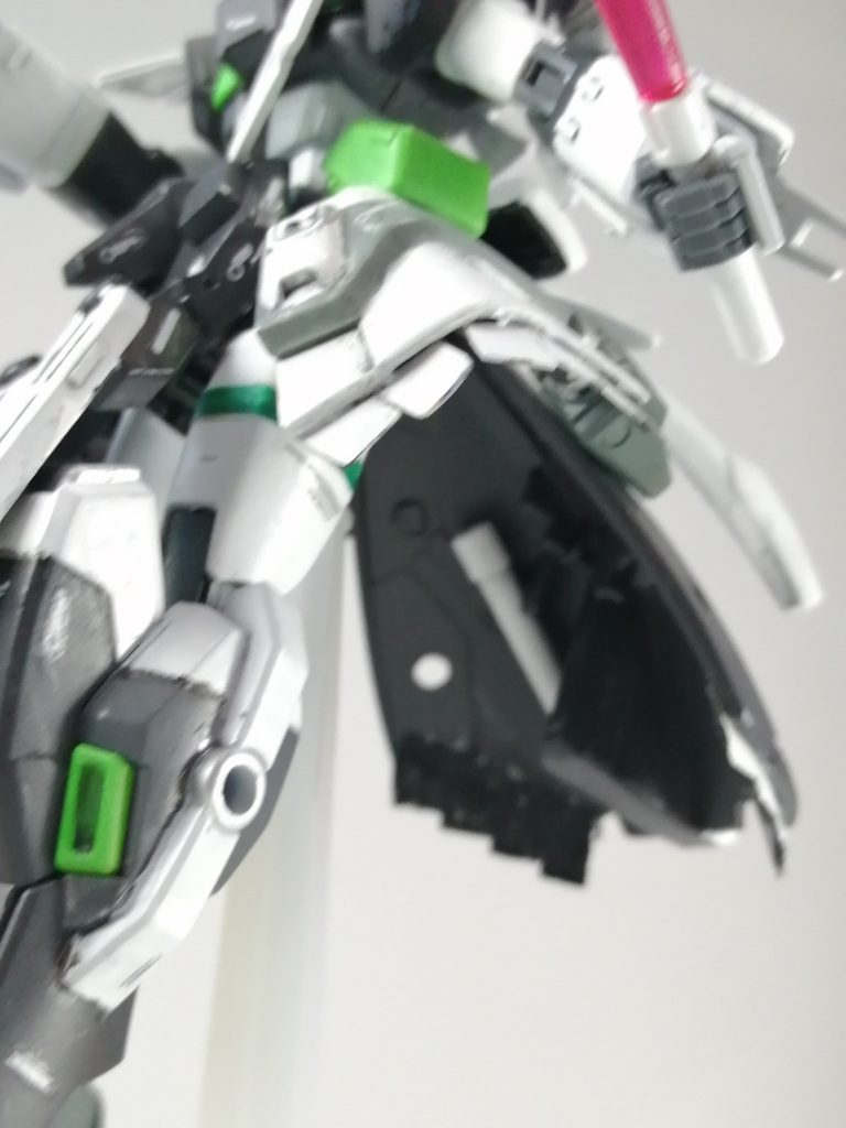 スカート裏にはビームソード発振器(ビームリボンにもなる)が2基設置されています。「スカートに隠された武器」っていいよね!投げナイフもスカート裏に格納されている設定です。実装しなかったのですが「DG細胞に汚染されていた頃の記憶を元にDG細胞の影響を受けていたMFの技が一通り使える」設定にしようと思っていたときがありました。脚部3ミリ穴に「銀色の足ビームユニット」「グランドサンダー用ホーン」を設置できるようにしようか迷いつつ、そのまま穴だけ残しています。「裁きの雷」からの「ダークネスフィンガー」撃ってくるメイド、いいよね…