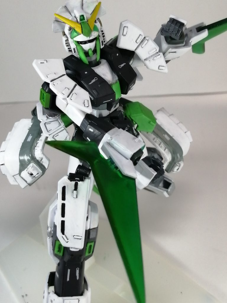 「ガンダムシュピーゲルの後継機」を名乗るだけあって先代の武装は備えています。両腕袖口には「ビームシュピーゲルブレード発振ユニット」が装着されています。実体剣では重心が変わってしまいますがビームソードなら問題ないはず。もともとのノーベルガンダム同様の機動性能を保ちながら、状況に応じて強力な剣戟を繰り出してきます。もちろん新体操の技術を生かした「アレンビー流・シュツルムウントドランク」も強力な必殺技になります。